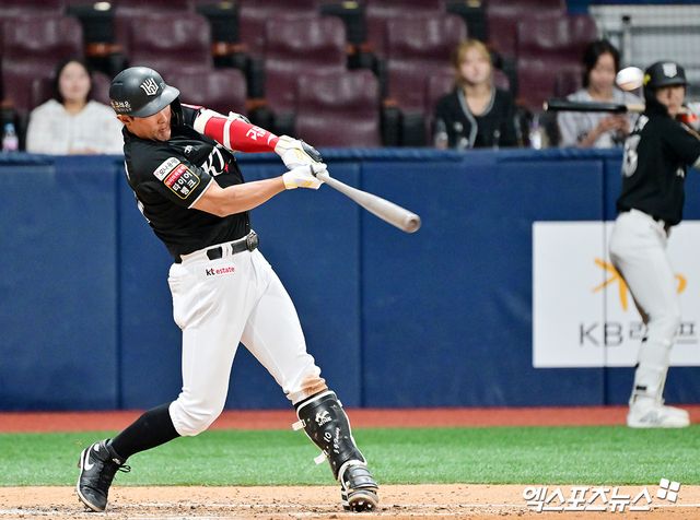 KT 위즈 황재균이 23일 고척 키움 히어로즈전에서 타격하고 있다. 엑스포츠뉴스 고척, 김한준 기자
