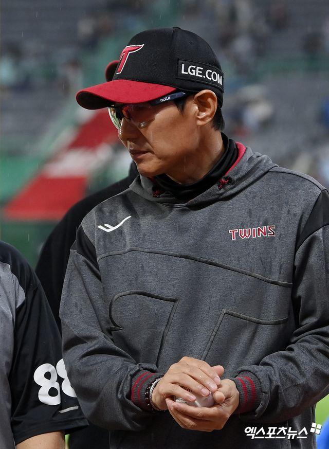 염경엽 LG 트윈스 감독이 23일 인천 SSG랜더스필드에서 열린 2025 신한 SOL Bank KBO리그 SSG 랜더스와의 팀 간 7차전에서 3-2 승리를 거두고 KBO리그 역대 12번째 감독 통산 600승을 기록했다. 사진 고아라 기자