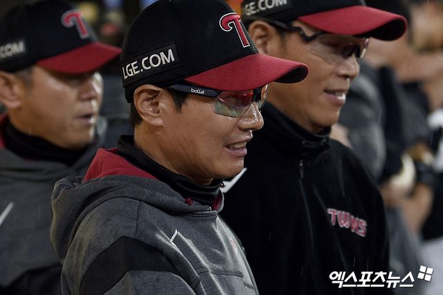 염경엽 LG 트윈스 감독이 23일 인천 SSG랜더스필드에서 열린 2025 신한 SOL Bank KBO리그 SSG 랜더스와의 팀 간 7차전에서 3-2 승리를 거두고 KBO리그 역대 12번째 감독 통산 600승을 기록했다. 사진 고아라 기자