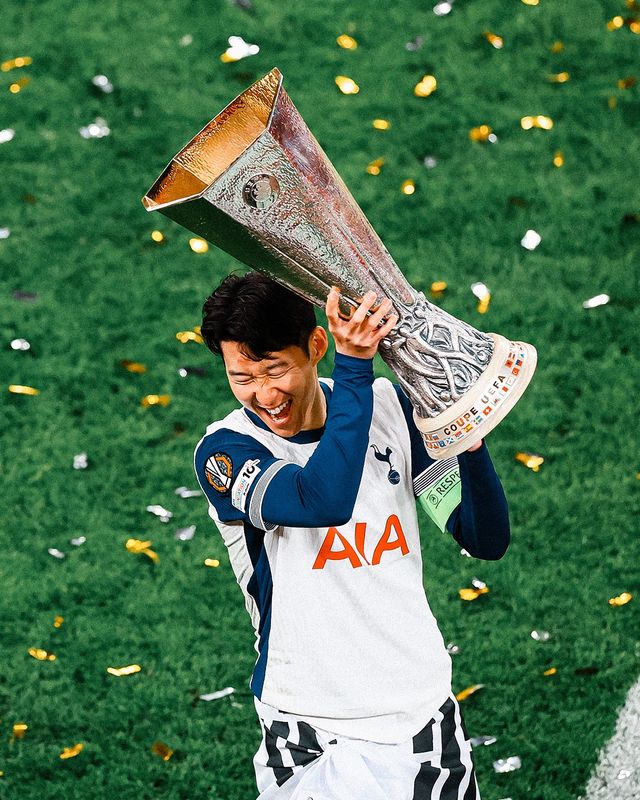 UEFA가 23일(한국시간) 공식 채널을 통해 2024-2025시즌 UEFA 유로파리그 올해의 팀을 선정해 발표했다.&nbsp; UEFA 테크니컬 옵저버 그룹이 선정한 올해의 팀에 토트넘 선수 4명이 뽑혀 가장 많이 이름을 올렸다. 최전방 공격수 도미닉 솔란키, 수비수 크리스티안 로메로, 페드로 포로, 그리고 굴리에모 비카리오 골키퍼가 뽑혔다.&nbsp;토트넘