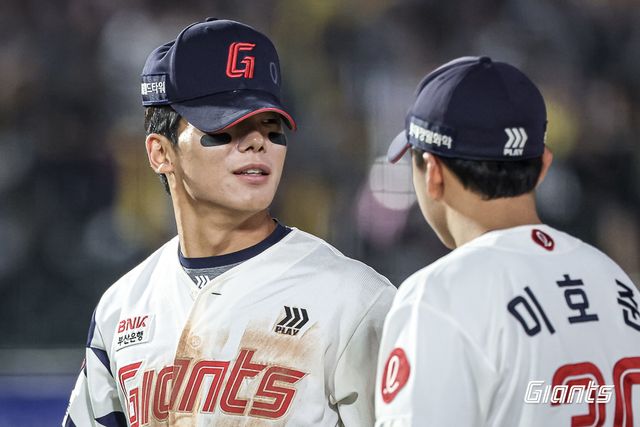 롯데 외야수 장두성(왼쪽)은 22일 사직구장에서 열린 '2025 신한 SOL Bank KBO 리그' LG와 주중 3연전 마지막 경기에서 1번타자 중견수로 선발 출전했다. 3회말 결승타를 포함해 3타점으로 공격에 활력을 불어넣었다. 롯데 자이언츠