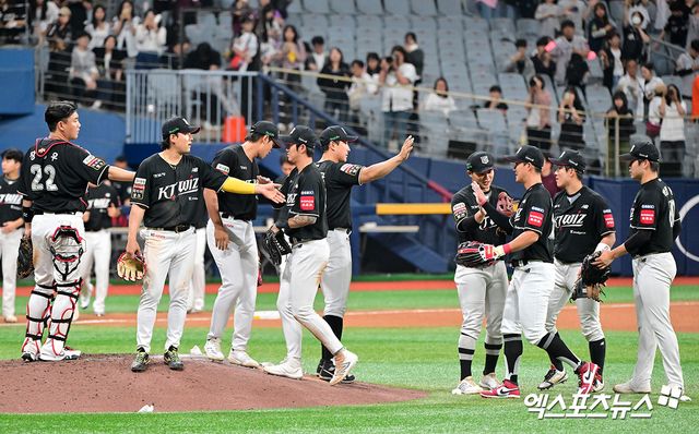 KT 위즈 선수들이 23일 고척 키움 히어로즈전에서 승리한 뒤 세리머니하고 있다. 엑스포츠뉴스 고척, 김한준 기자
