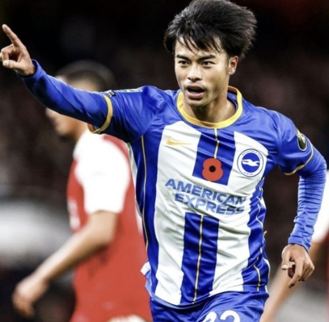 '스카이스포츠 독일' 소속 플로리안 플레텐베르크는 지난 23일(한국시간) '미토마가 이번 여름 뮌헨으로 이적할 의사가 있음을 밝혔다. 뮌헨은 28세 일본인 윙어에 대한 관심을 구체화하고 있다. 이미 미토마의 에이전트를 만나 대화를 진행했다. 다만, 막스 에베를 디렉터는 공식적인 제안을 한 상태는 아니다'라고 밝혔다.&nbsp;이어 '미토마는 킹슬리 코망 혹은 레로이 자네의 대체 선수로 고려될 수 있다'고 덧붙였다. 미토마가 뮌헨에 입단하면 한 때 해리 케인의 파트너로 꼽혔던 손흥민의 뮌헨 입단 가능성은 사라진다. 연합뉴스