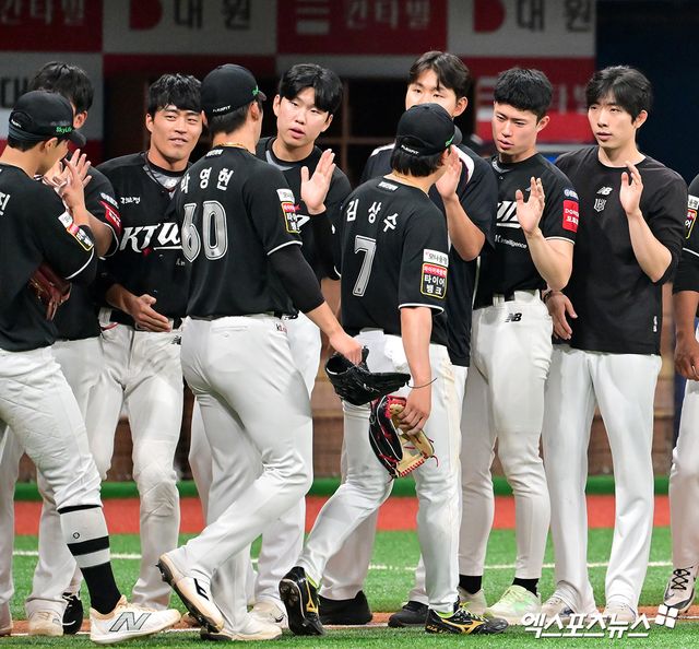 KT 위즈 선수들이 23일 고척 키움 히어로즈전에서 승리한 뒤 하이파이브하고 있다. 엑스포츠뉴스 고척, 김한준 기자