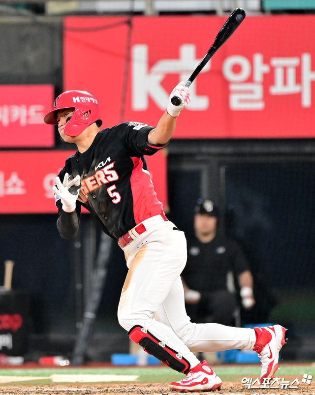 KIA 타이거즈 김도영이 22일 수원 KT위즈파크에서 열린 2025 신한 SOL Bank KBO리그 KT 위즈와의 팀 간 6차전에 3번타자 겸 3루수로 선발출전, 5타수 3안타 1홈런 2타점 3득점을 기록하며 팀 승리를 이끌었다. 사진 김한준 기자