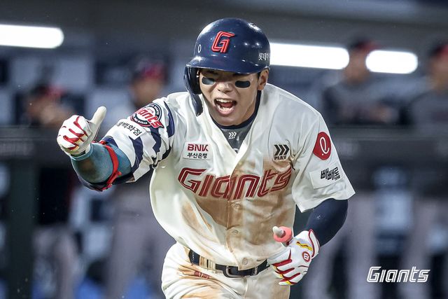 롯데 외야수 장두성은 22일 사직구장에서 열린 '2025 신한 SOL Bank KBO 리그' LG와 주중 3연전 마지막 경기에서 1번타자 중견수로 선발 출전했다. 3회말 결승타를 포함해 3타점으로 공격에 활력을 불어넣었다. 롯데 자이언츠