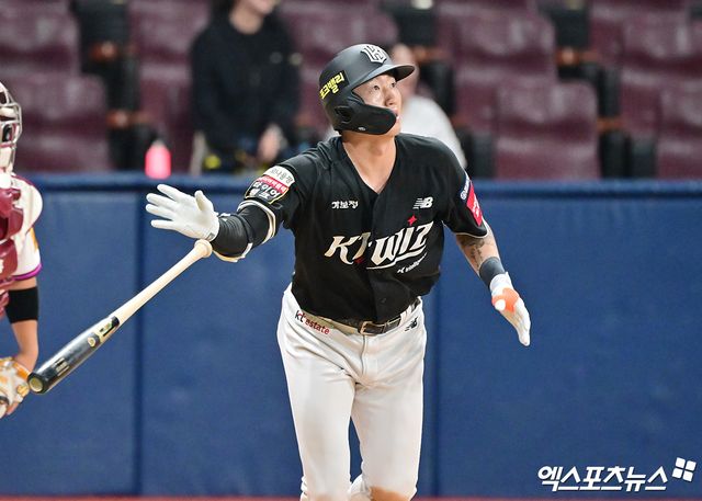KT 위즈 김민혁이 23일 고척 키움 히어로즈전에서 타격하고 있다. 엑스포츠뉴스 고척, 김한준 기자