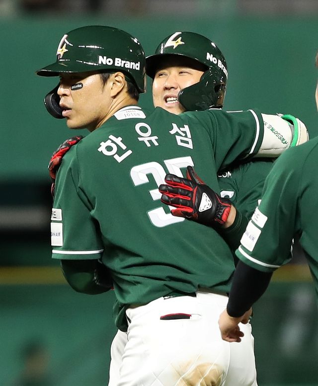 SSG 랜더스 한유섬과 최정이 24일 인천 SSG 랜더스전에서 끝내기 승리를 거둔 뒤 기뻐하고 있다. 사진 SSG 랜더스