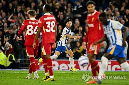 '스카이스포츠 독일' 소속 플로리안 플레텐베르크는 지난 23일(한국시간) '미토마가 이번 여름 뮌헨으로 이적할 의사가 있음을 밝혔다. 뮌헨은 28세 일본인 윙어에 대한 관심을 구체화하고 있다. 이미 미토마의 에이전트를 만나 대화를 진행했다. 다만, 막스 에베를 디렉터는 공식적인 제안을 한 상태는 아니다'라고 밝혔다.&nbsp;이어 '미토마는 킹슬리 코망 혹은 레로이 자네의 대체 선수로 고려될 수 있다'고 덧붙였다. 미토마가 뮌헨에 입단하면 한 때 해리 케인의 파트너로 꼽혔던 손흥민의 뮌헨 입단 가능성은 사라진다. 연합뉴스