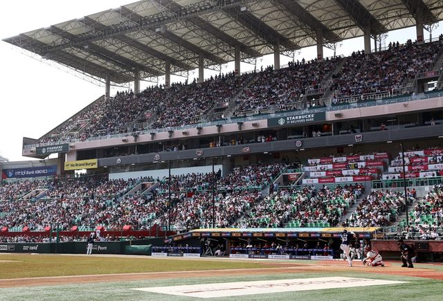 24일 인천 SSG랜더스필드에서 열린 2025 신한 SOL Bank KBO리그 SSG 랜더스와 LG 트윈스의 팀 간 8차전이 2만 3000석 매진을 기록했다. 사진 SSG 랜더스