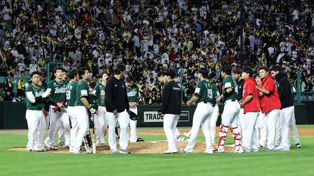 SSG 랜더스 선수단이 24일 인천 SSG랜더스필드에서 열린 2025 신한 SOL Bank KBO리그 LG 트윈스와의 팀 간 8차전에서 5-4로 승리한 뒤 암투병 끝에 세상을 떠난 외국인 타자 기예르모 에레디아의 누나를 위로하는 추모의 묵념을 진행했다. 사진 SSG 랜더스