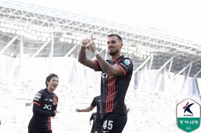 FC서울은 대구FC전을 승리로 이끌었던 주장 린가드와 외인 공격수 둑스 조합을 꺼냈다. 이에 대한 수원FC의 대답은 오프키르다. 수원FC의 에이스 안데르손은 벤치에서 시작한다. 사진 한국프로축구연맹