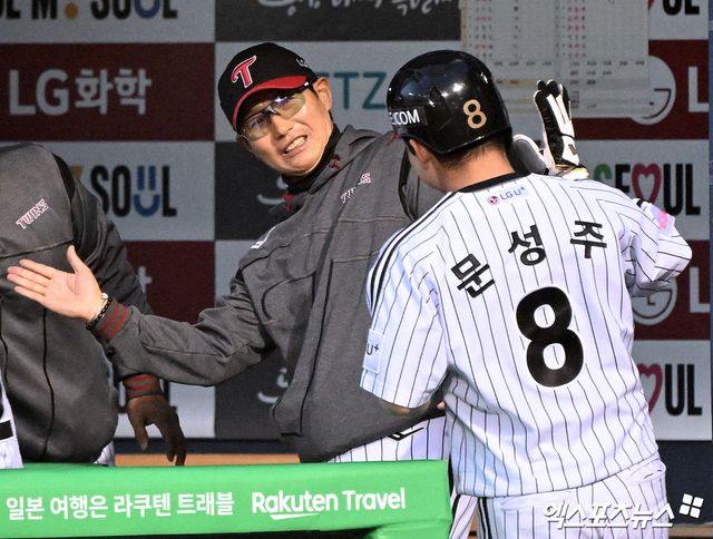 염경엽(왼쪽) LG 트윈스 감독이 24일 문학 SSG 랜더스전에 앞서 외야수 문성주를 당분간 리드오프로 기용하겠다는 복안을 밝혔다. 사진 엑스포츠뉴스 DB