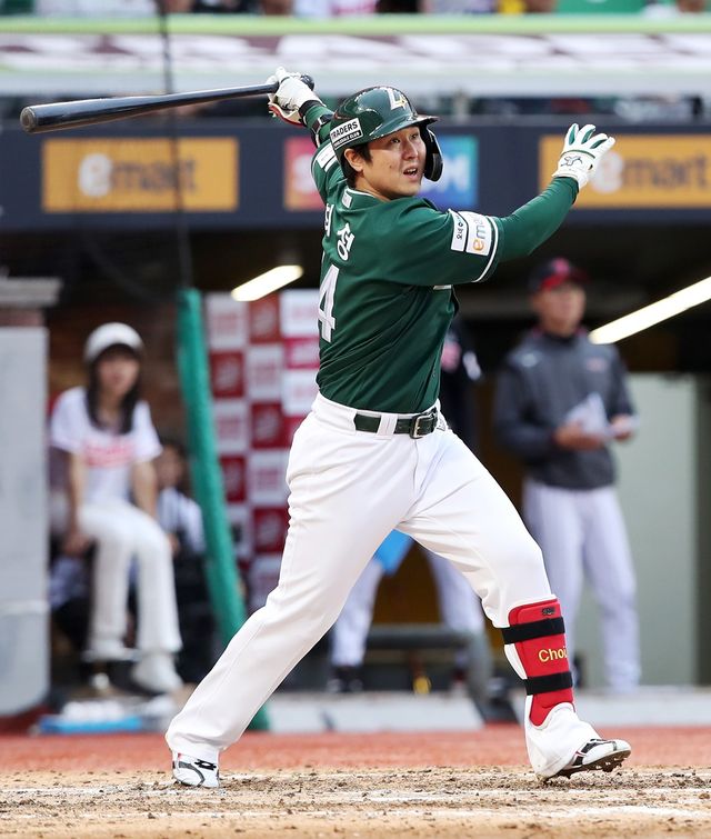 SSG 랜더스 최정이 24일 인천 SSG랜더스필드에서 열린 2025 신한 SOL Bank KBO리그 LG 트윈스전에서 5회말 솔로 홈런을 기록했다. 사진 SSG 랜더스