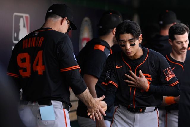 샌프란시스코 자이언츠 이정후가 25일 2025 미국 메이저리그 워싱턴 내셔널스전에서 코칭스태프와 악수하고 있다. AP 연합뉴스