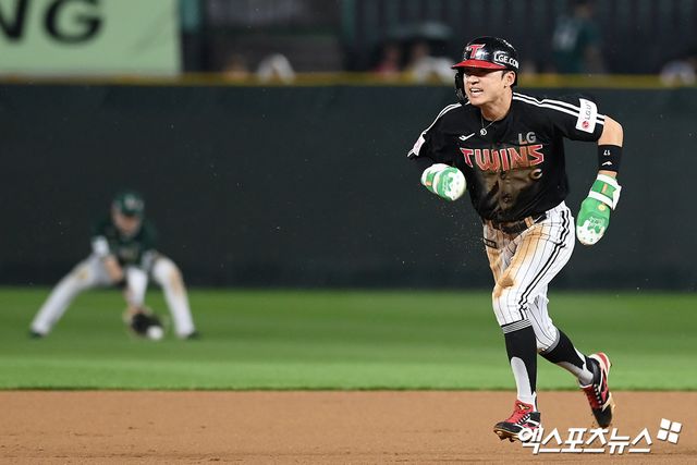 LG 트윈스 외야수 박해민이 23일 인천 SSG랜더스필드에서 열린 2025 신한 SOL Bank KBO리그 SSG 랜더스와의 팀 간 7차전에서 1안타 2도루 1득점을 기록, 팀 승리에 기여했다. 사진 고아라 기자