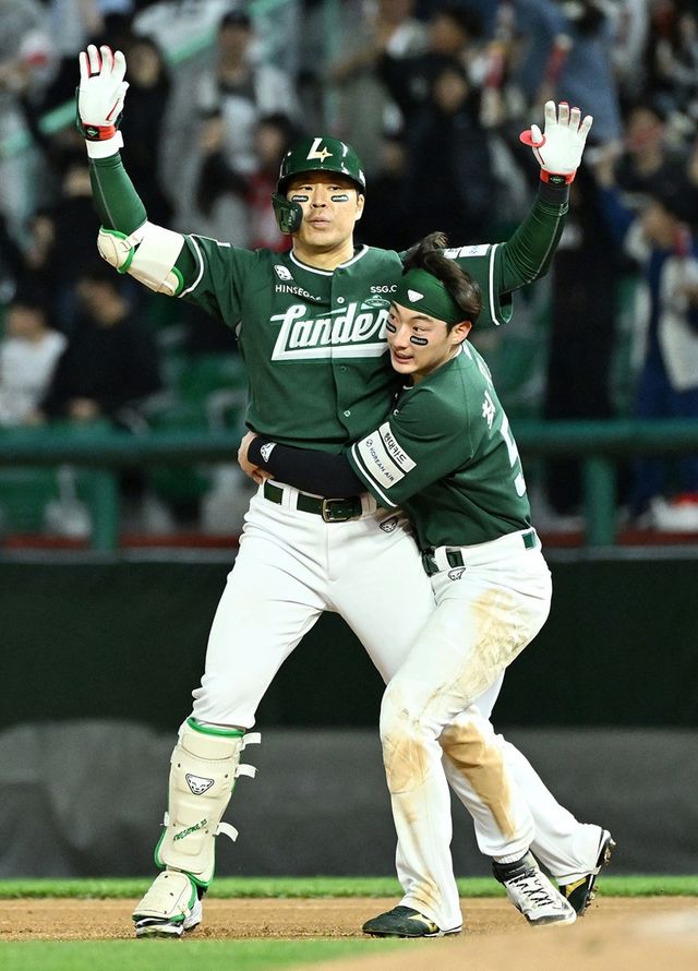 SSG 랜더스 베테랑 타자 한유섬(왼쪽)이 24일 인천 SSG랜더스필드에서 열린 2025 신한 SOL Bank KBO리그 LG 트윈스와의 경기에서 9회말 끝내기 홈런을 기록했다. 사진 SSG 랜더스 