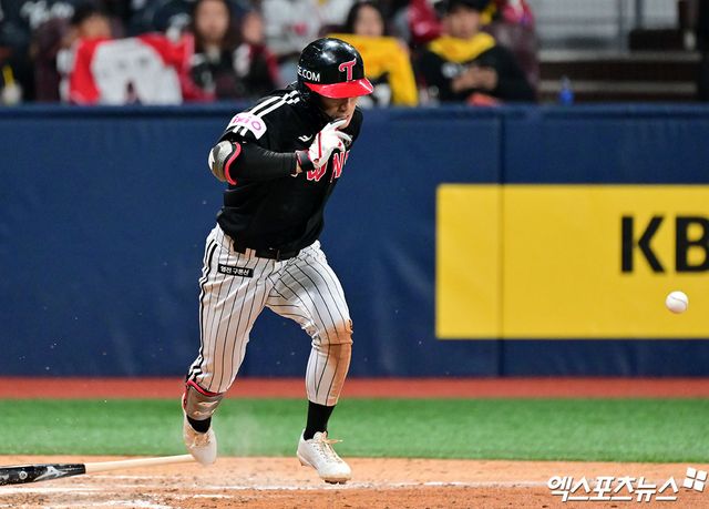 9일 오후 서울 구로구 고척스카이돔에서 열린 '2025 신한 SOL Bank KBO리그' LG 트윈스와 키움 히어로즈의 경기, 7회초 LG 신민재가 기습 번트를 시도하고 있다. 엑스포츠뉴스 DB