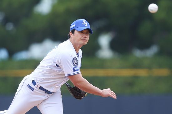 삼성 라이온즈 베테랑 투수 오승환이 25일 퓨처스리그 익산 KT전에 구원 등판해 1이닝 1탈삼진 무실점을 기록했다. 하지만, 오승환은 투구 뒤 담 증세를 겪어 1군 콜업 시기가 또 미뤄질 전망이다. 삼성 라이온즈