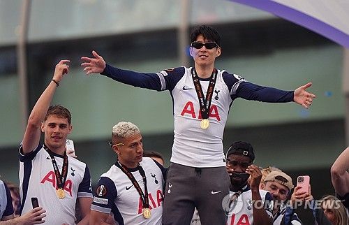 영국 축구 전문 매체 '풋볼 인사이더'는 25일 토트넘과 손흥민의 동행을 주장했다. 토트넘 소식에 정통한 것으로 정평이 난 매체의 수석 기자 피트 오루크는 '토트넘은 손흥민과의 동행을 이어가기로 결정했고, 이미 지난 1월 계약 연장 옵션을 행사했다. 손흥민은 2026년 여름까지 구단과 함께할 예정'이라고 보도했다. 오루크는 '이번 시즌 손흥민의 경기력이 최상은 아니었고, 이는 누구도 부정할 수 없는 사실'이라면서도 '하지만 토트넘은 손흥민의 풍부한 경험이 챔피언스리그 복귀 시즌에 매우 중요한 자산이 될 것으로 보고 있다'고 설명했다.