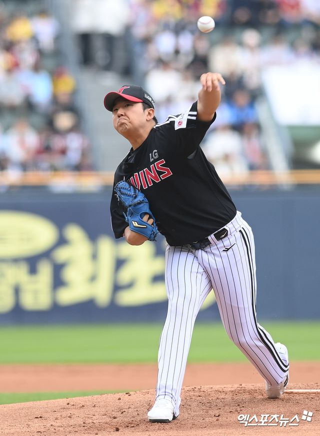 5일 오후 서울 잠실야구장에서 열린 '2025 신한 SOL Bank KBO리그' LG 트윈스와 두산 베어스의 경기, 1회말 LG 선발투수 송승기가 공을 힘차게 던지고 있다. 엑스포츠뉴스 DB
