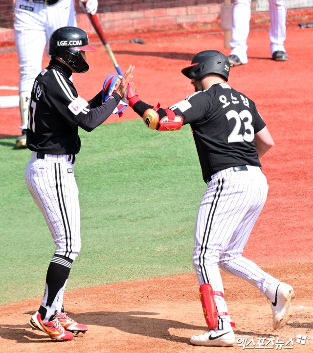 15일 오후 인천SSG랜더스필드에서 열린 '2025 신한 SOL Bank KBO리그' LG 트윈스와 SSG 랜더스의 시범경기, 4회초 무사 1루 LG 오스틴이 투런 홈런을 날린 후 박해민과 하이파이브를 하고 있다. 엑스포츠뉴스 DB