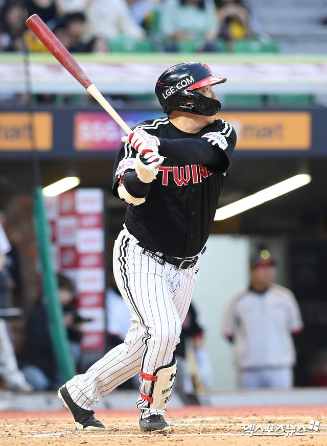 23일 오후 인천SSG랜더스필드에서 열린 '2025 신한 SOL Bank KBO리그' LG 트윈스와 SSG 랜더스의 경기, 3회초 2사 3루 LG 김현수가 1타점 희생 플라이를 날리고 있다. 엑스포츠뉴스 DB