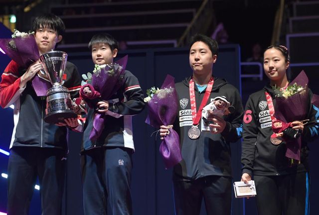 오른쪽부터 신유빈, 임종훈. 한국 여자 탁구 간판 신유빈은 2025 국제탁구연맹 세계선수권대회에서 임종훈과 함께 혼합복식 동메달을 따낸 데 이어 여자복식에서도 동메달을 목에 걸었다. 대한탁구협회