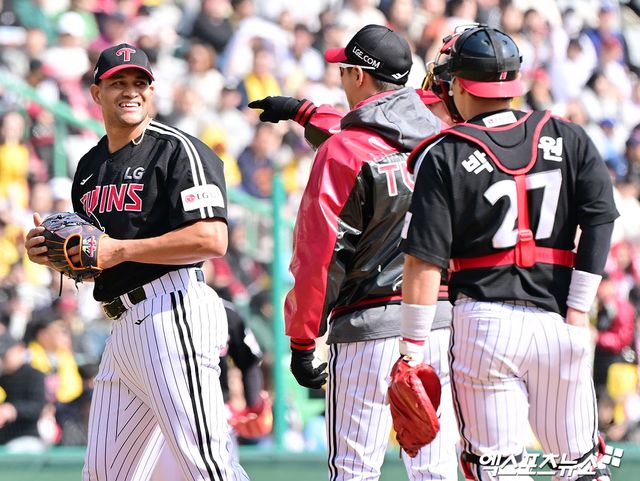 15일 오후 인천SSG랜더스필드에서 열린 '2025 신한 SOL Bank KBO리그' LG 트윈스와 SSG 랜더스의 시범경기, 5회말 2사 1루 LG 치리노스가 마운드를 내려가고 있다. 엑스포츠뉴스 DB