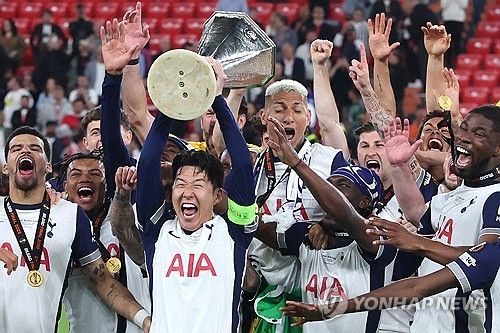 영국 축구 전문 매체 '풋볼 인사이더'는 25일 토트넘과 손흥민의 동행을 주장했다. 토트넘 소식에 정통한 것으로 정평이 난 매체의 수석 기자 피트 오루크는 '토트넘은 손흥민과의 동행을 이어가기로 결정했고, 이미 지난 1월 계약 연장 옵션을 행사했다. 손흥민은 2026년 여름까지 구단과 함께할 예정'이라고 보도했다. 오루크는 '이번 시즌 손흥민의 경기력이 최상은 아니었고, 이는 누구도 부정할 수 없는 사실'이라면서도 '하지만 토트넘은 손흥민의 풍부한 경험이 챔피언스리그 복귀 시즌에 매우 중요한 자산이 될 것으로 보고 있다'고 설명했다.