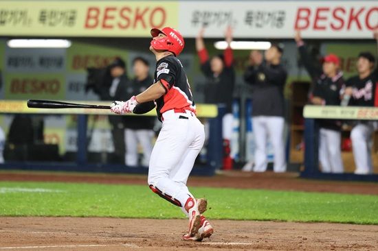 KIA 타이거즈 내야수 김도영이 지난 24일 대구 삼성라이온즈파크에서 열린 2025 신한 Sol 뱅크 KBO리그 삼성 라이온즈전에 3번 3루수로 선발 출전해 7회 초 바뀐 김태훈을 상대로 비거리 130m짜리 장외 솔로포를 쏘아 올렸다. KIA 타이거즈