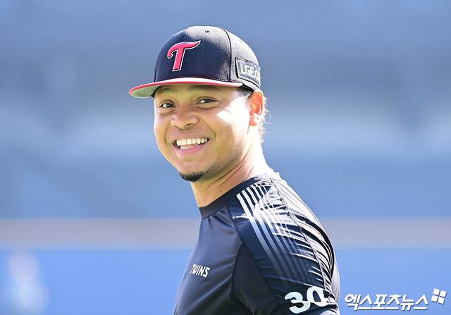 24일 오후 서울 송파구 잠실야구장에서 열리는 '2025 신한 SOL Bank KBO리그' NC 다이노스와 LG 트윈스의 경기에 앞서 LG 에르난데스가 훈련을 마치고 더그아웃으로 향하고 있다. 엑스포츠뉴스 DB