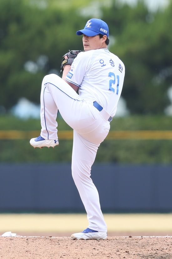 삼성 라이온즈 베테랑 투수 오승환이 25일 퓨처스리그 익산 KT전에 구원 등판해 1이닝 1탈삼진 무실점을 기록했다. 하지만, 오승환은 투구 뒤 담 증세를 겪어 1군 콜업 시기가 또 미뤄질 전망이다. 삼성 라이온즈