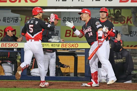 KIA 타이거즈 내야수 김도영이 지난 24일 대구 삼성라이온즈파크에서 열린 2025 신한 Sol 뱅크 KBO리그 삼성 라이온즈전에 3번 3루수로 선발 출전해 7회 초 바뀐 김태훈을 상대로 비거리 130m짜리 장외 솔로포를 쏘아 올렸다. KIA 타이거즈