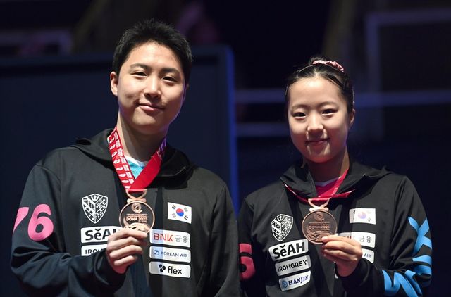 왼쪽부터 임종훈, 신유빈. 한국 여자 탁구 간판 신유빈은 2025 국제탁구연맹 세계선수권대회에서 임종훈과 함께 혼합복식 동메달을 따낸 데 이어 여자복식에서도 동메달을 목에 걸었다. 대한탁구협회