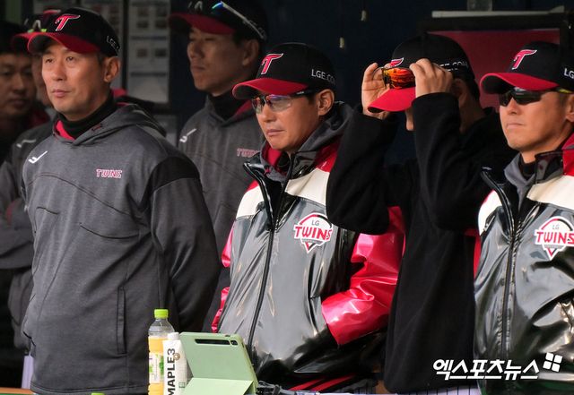 염경엽 감독이 이끄는 LG 트윈스가 지난 25일 인천 SSG랜더스필드에서 열린 2025 신한 SOL Bank KBO리그 SSG 랜더스와의 팀 간 9차전에서 9-3으로 승리를 거두고 주말 3연전 위닝 시리즈를 챙겼다. 사진 엑스포츠뉴스 DB