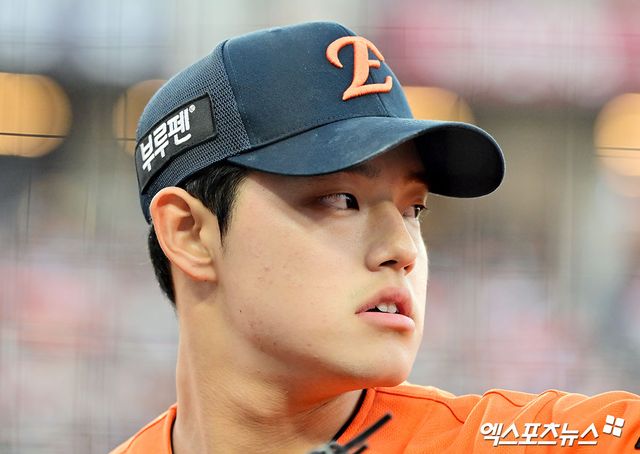 26일 오후 대전 한화생명 볼파크에서 열린 '2025 신한 SOL Bank KBO리그' KT 위즈와 한화 이글스의 경기, 7회말 한화 문동주가 연습투구를 하고 있다. 엑스포츠뉴스DB