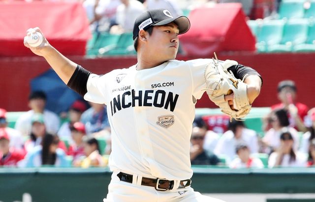 25일 오후 인천SSG랜더스필드에서 열린 '2025 신한 SOL Bank KBO리그' LG 트윈스와 SSG 랜더스의 경기, SSG 선발투수 전영준이 공을 힘차게 던지고 있다. SSG 랜더스