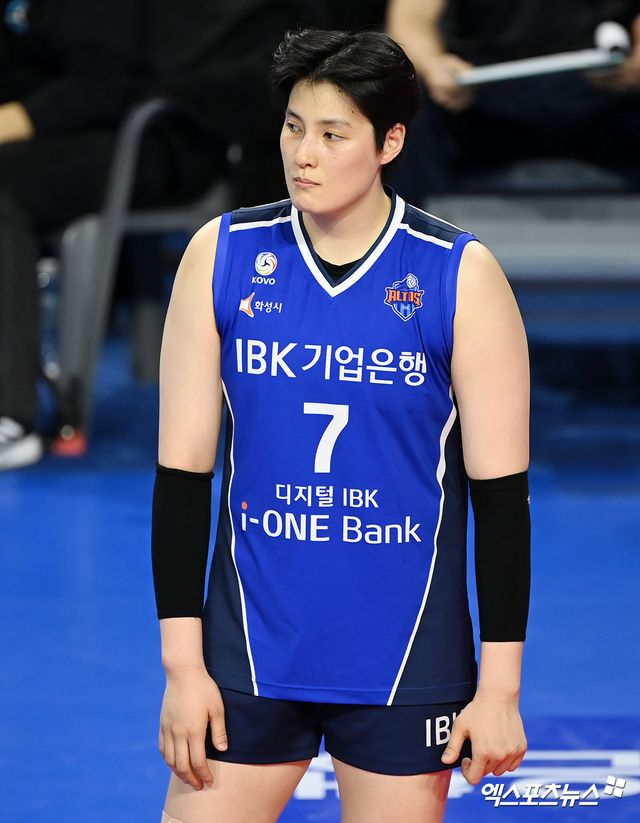 여자프로배구 현대건설이 26일 IBK기업은행과 2026-2027 시즌 신인드래프트 2라운드 지명권 및 현금이 포함된 조건을 통해 김희진을 트레이드로 영입했다. 사진 엑스포츠뉴스 DB