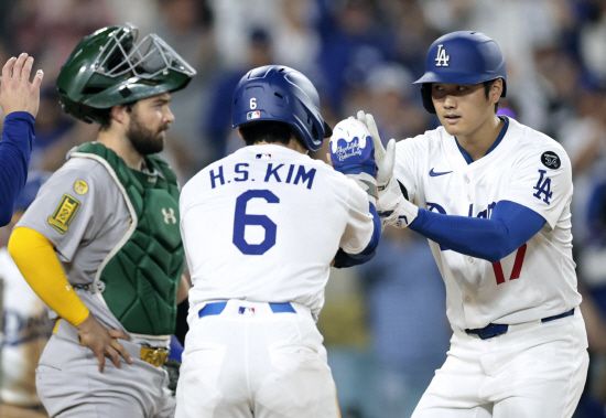 '로이터 통신' 등 미국 언론들은 26일 LA 다저스 슈퍼스타 오타니 쇼헤이가 미국 뉴욕주 플러싱의 시티필드에서 열린 2025 메이저리그 뉴욕 메츠와의 원정 경기에 앞서 라이브 피칭을 실시했다고 보도했다. 라이브 피칭은 투수가 실전처럼 타자를 타석에 세워두고 투구하는 훈련이다. 통상 불펜 피칭 다음으로 실전 복귀를 앞둔 투수들이 구위와 몸 상태를 점검하기 위해 실시한다. 그런 가운데 김혜성은 첫 타석에서 투수 앞 땅볼로 물러났으나 두 번째 타석에서 2루타성 타구로 설욕해 화제가 됐다. 연합뉴스