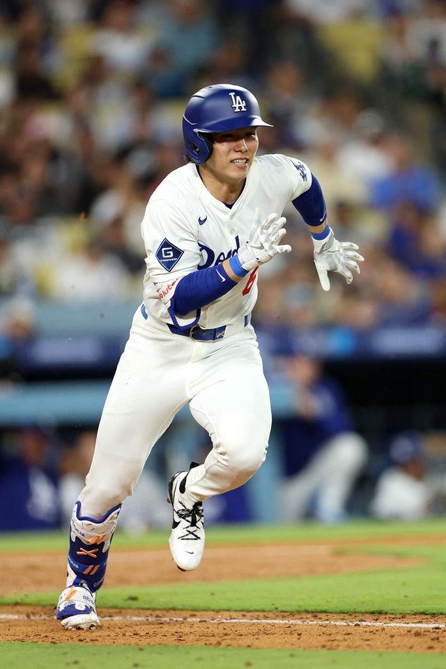 미국 메이저리그 LA 다저스의 김혜성이 26일(한국시간) 미국 뉴욕주 플러싱의 시티필드에서 열린 2025 메이저리그 뉴욕 메츠와의 원정 경기에 출전하지 못했다. 4경기 연속 선발 라인업 제외, 2경기 연속 미출전 속에 소속팀의 2연패를 지켜봤다. 사진 연합뉴스