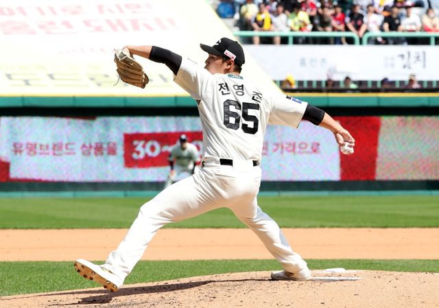 25일 오후 인천SSG랜더스필드에서 열린 '2025 신한 SOL Bank KBO리그' LG 트윈스와 SSG 랜더스의 경기, SSG 선발투수 전영준이 공을 힘차게 던지고 있다. SSG 랜더스