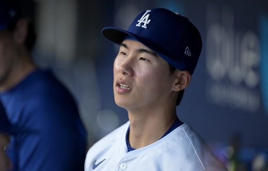 미국 메이저리그 LA 다저스의 김혜성이 26일(한국시간) 미국 뉴욕주 플러싱의 시티필드에서 열린 2025 메이저리그 뉴욕 메츠와의 원정 경기에 출전하지 못했다. 4경기 연속 선발 라인업 제외, 2경기 연속 미출전 속에 소속팀의 2연패를 지켜봤다. 사진 연합뉴스