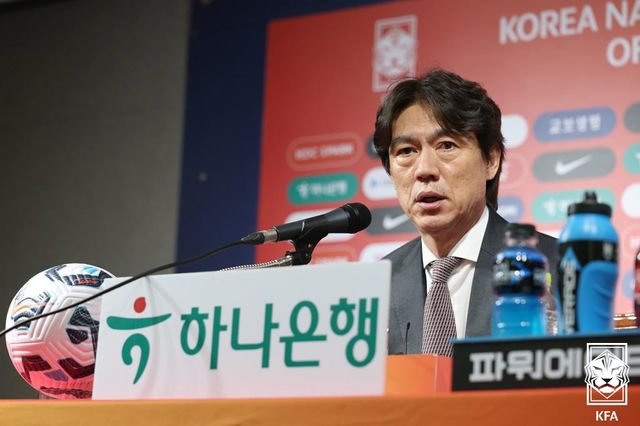 홍명보 축구대표팀 감독이 이라크, 쿠웨이트와의 6월 A매치 2연전에 나설 26명의 명단을 확정했다. 부상 중인 손흥민(토트넘 홋스퍼)은 포함됐지만 아킬레스건 문제로 시즌 내내 불편함을 겪었던 김민재는 빠졌다. 김민재 대신 최근 덴마크 미트윌란에서 꾸준히 출전 중인 이한범이 승선했고, 이번 시즌 K리그에서 물 오른 득점력을 보여주고 있는 전진우(전북현대)가 발탁되며 치열한 2선 경쟁을 예고했다. 대한축구협회