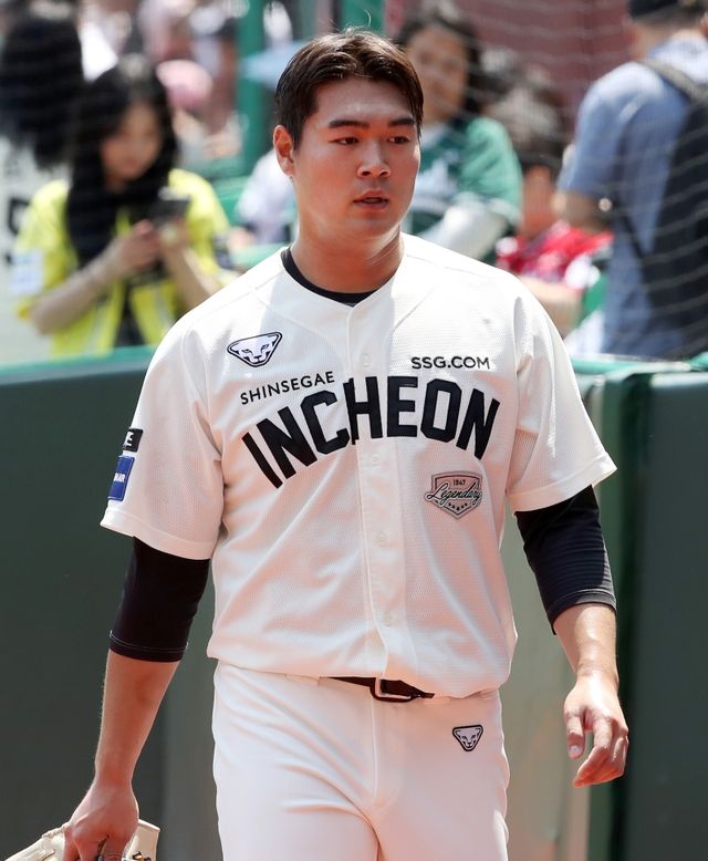 25일 오후 인천SSG랜더스필드에서 열리는 '2025 신한 SOL Bank KBO리그' LG 트윈스와 SSG 랜더스의 경기, SSG 선발투수 전영준이 경기 전 몸을 푼 뒤 더그아웃으로 이동하고 있다. SSG 랜더스