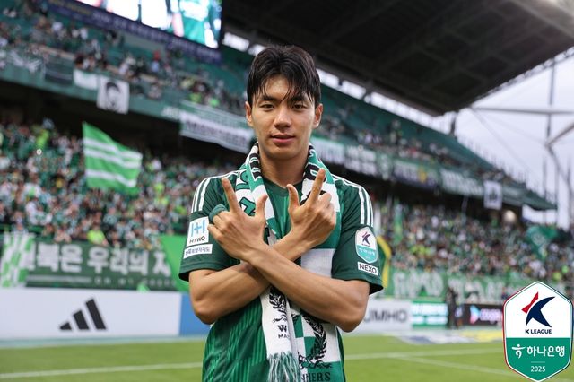 홍명보 축구대표팀 감독이 이라크, 쿠웨이트와의 6월 A매치 2연전에 나설 26명의 명단을 확정했다. 부상 중인 손흥민(토트넘 홋스퍼)은 포함됐지만 아킬레스건 문제로 시즌 내내 불편함을 겪었던 김민재는 빠졌다. 김민재 대신 최근 덴마크 미트윌란에서 꾸준히 출전 중인 이한범이 승선했고, 이번 시즌 K리그에서 물 오른 득점력을 보여주고 있는 전진우(전북현대)가 발탁되며 치열한 2선 경쟁을 예고했다. 한국프로축구연맹