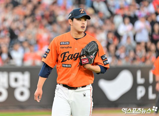 26일 오후 대전 한화생명 볼파크에서 열린 '2025 신한 SOL Bank KBO리그' KT 위즈와 한화 이글스의 경기, 7회초 수비를 마친 한화 문동주가 더그아웃으로 향하고 있다. 엑스포츠뉴스DB