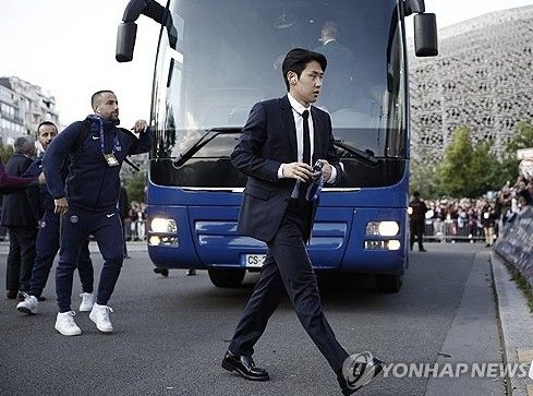 이탈리아 세리에A 우승팀 SSC 나폴리가 이강인 영입에 진심으로 접근하고 있다. 나폴리 소식을 전하는 아레아나폴리에 따르면 나폴리는 흐비차 크바라츠헬리아의 공백을 메우기 위해 공격형 윙어를 찾고 있으며 파리생제르맹 윙어 이강인을 노리고 있다. 이강인은 루이스 엔리케 감독 작전에 맞는 자리를 찾기 위해서 중원, 측면 전방 가리지 않고 출전했다. 결국 본인에게 맞는 옷을 확실히 찾지 못했다. 그 결과 주전 경쟁에서 불리해졌다. 연합뉴스