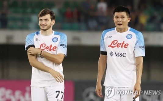 이탈리아 세리에A 우승팀 SSC 나폴리가 이강인 영입에 진심으로 접근하고 있다. 나폴리 소식을 전하는 아레아나폴리에 따르면 나폴리는 흐비차 크바라츠헬리아의 공백을 메우기 위해 공격형 윙어를 찾고 있으며 파리생제르맹 윙어 이강인을 노리고 있다. 이강인은 루이스 엔리케 감독 작전에 맞는 자리를 찾기 위해서 중원, 측면 전방 가리지 않고 출전했다. 결국 본인에게 맞는 옷을 확실히 찾지 못했다. 그 결과 주전 경쟁에서 불리해졌다. 연합뉴스