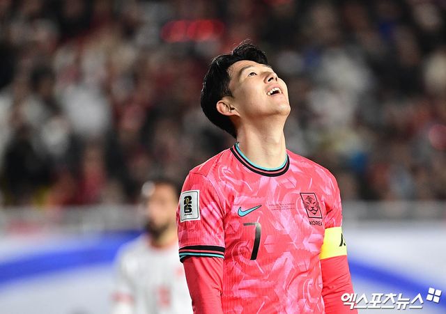 홍명보 축구대표팀 감독이 이라크, 쿠웨이트와의 6월 A매치 2연전에 나설 26명의 명단을 확정했다. 부상 중인 손흥민(토트넘 홋스퍼)은 포함됐지만 아킬레스건 문제로 시즌 내내 불편함을 겪었던 김민재는 빠졌다. 김민재 대신 최근 덴마크 미트윌란에서 꾸준히 출전 중인 이한범이 승선했고, 이번 시즌 K리그에서 물 오른 득점력을 보여주고 있는 전진우(전북현대)가 발탁되며 치열한 2선 경쟁을 예고했다. 엑스포츠뉴스DB